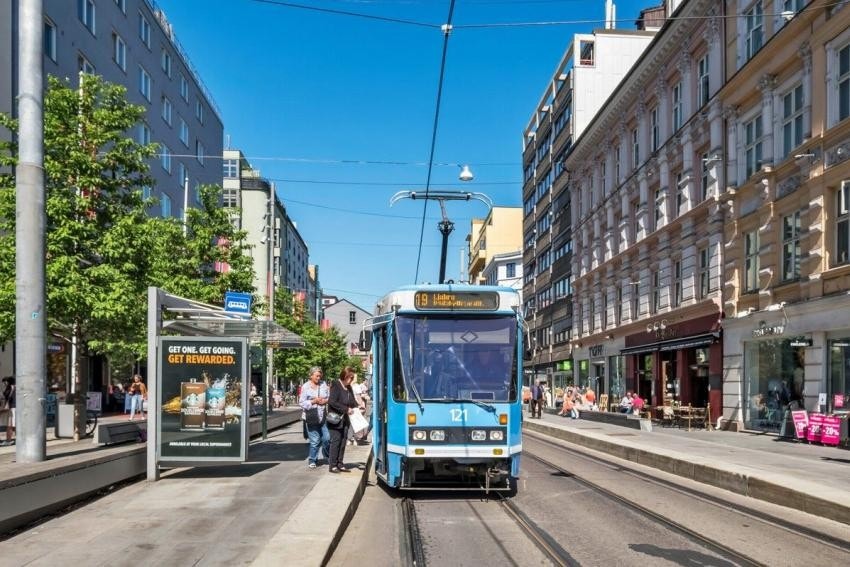 Området byr på offentlig kommunikasjon via buss og trikk i nabolaget, samt t-bane og tog ved Nationaltheatret. Galleribilde