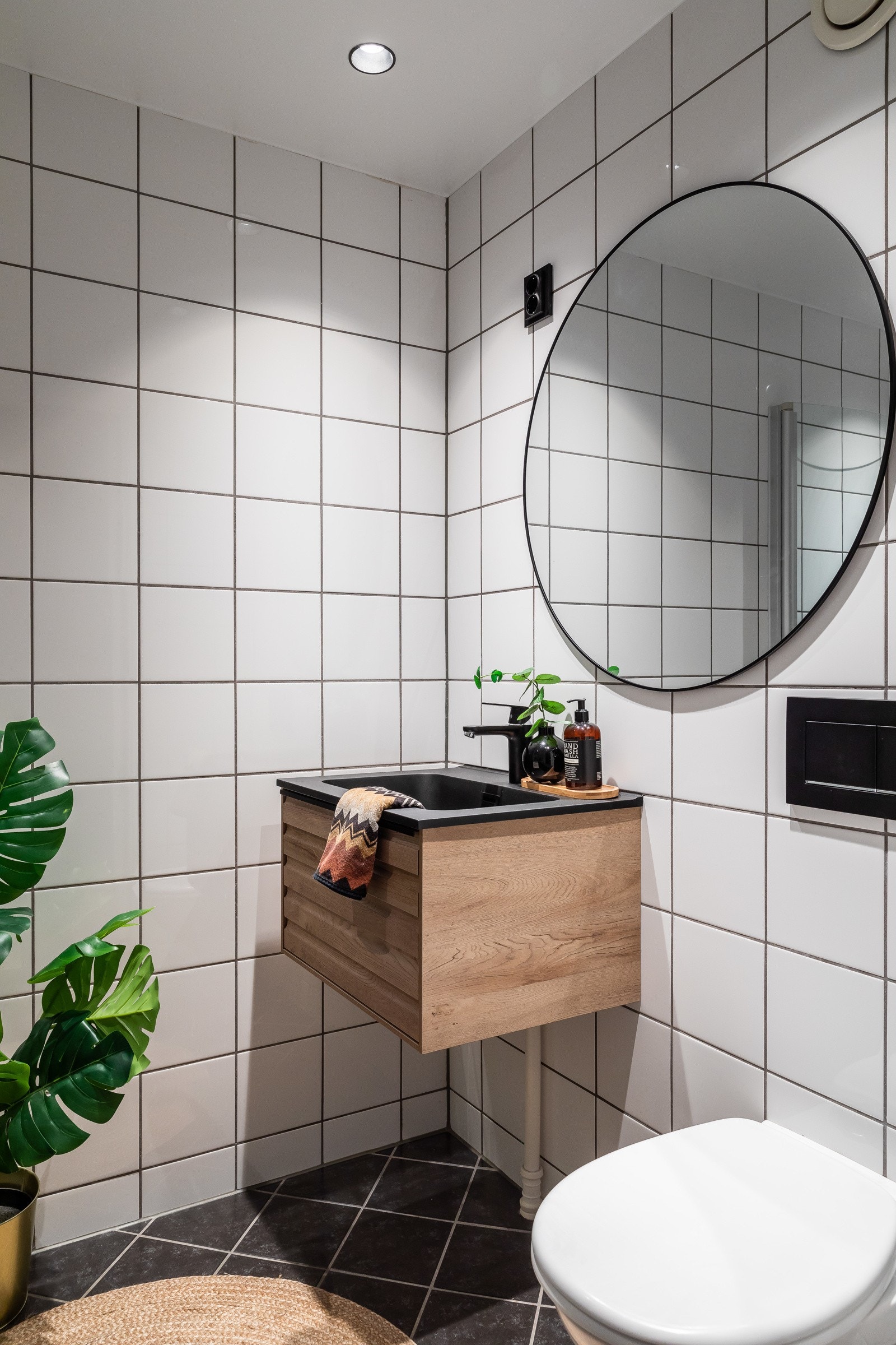 Flislagt baderom fra 2005. Oppgradert med delikat servantinnredning, regnfallsdusj og dusjvegger i 2022. Galleribilde