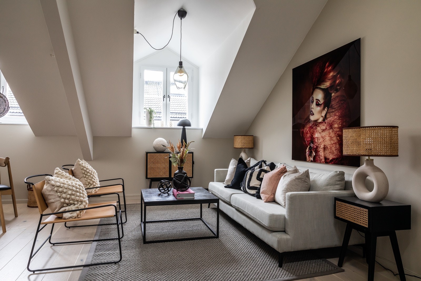 Leiligheten har en stor og luftig stue, et deilig oppholdsrom det er lett å trives i. Galleribilde