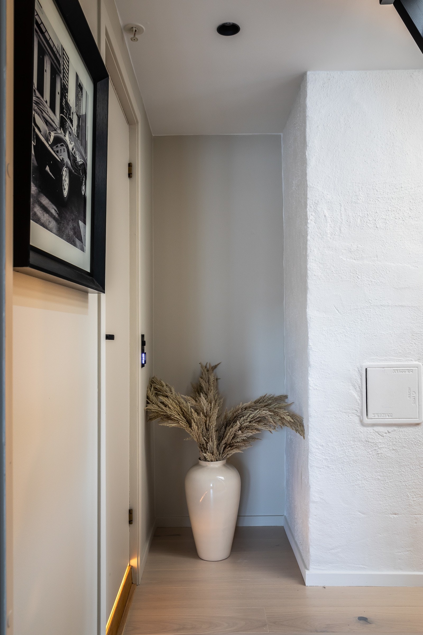 Det er mulighet for etablering av møblement for å henge av seg yttertøyet i entréen/gangen. Galleribilde