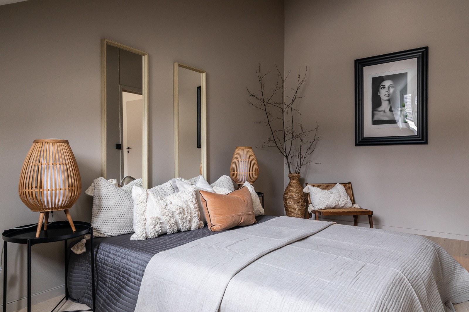 Begge soverommene er malt i fargen modern beige , som gir rommene en behagelig følelse. Galleribilde