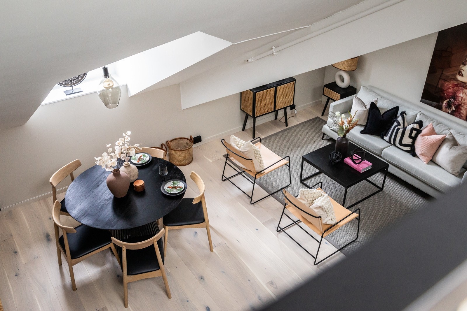 Smakfull toppleilighet med moderne farge- og materialvalg, samt kvalitetsmessig standard og hems. Galleribilde