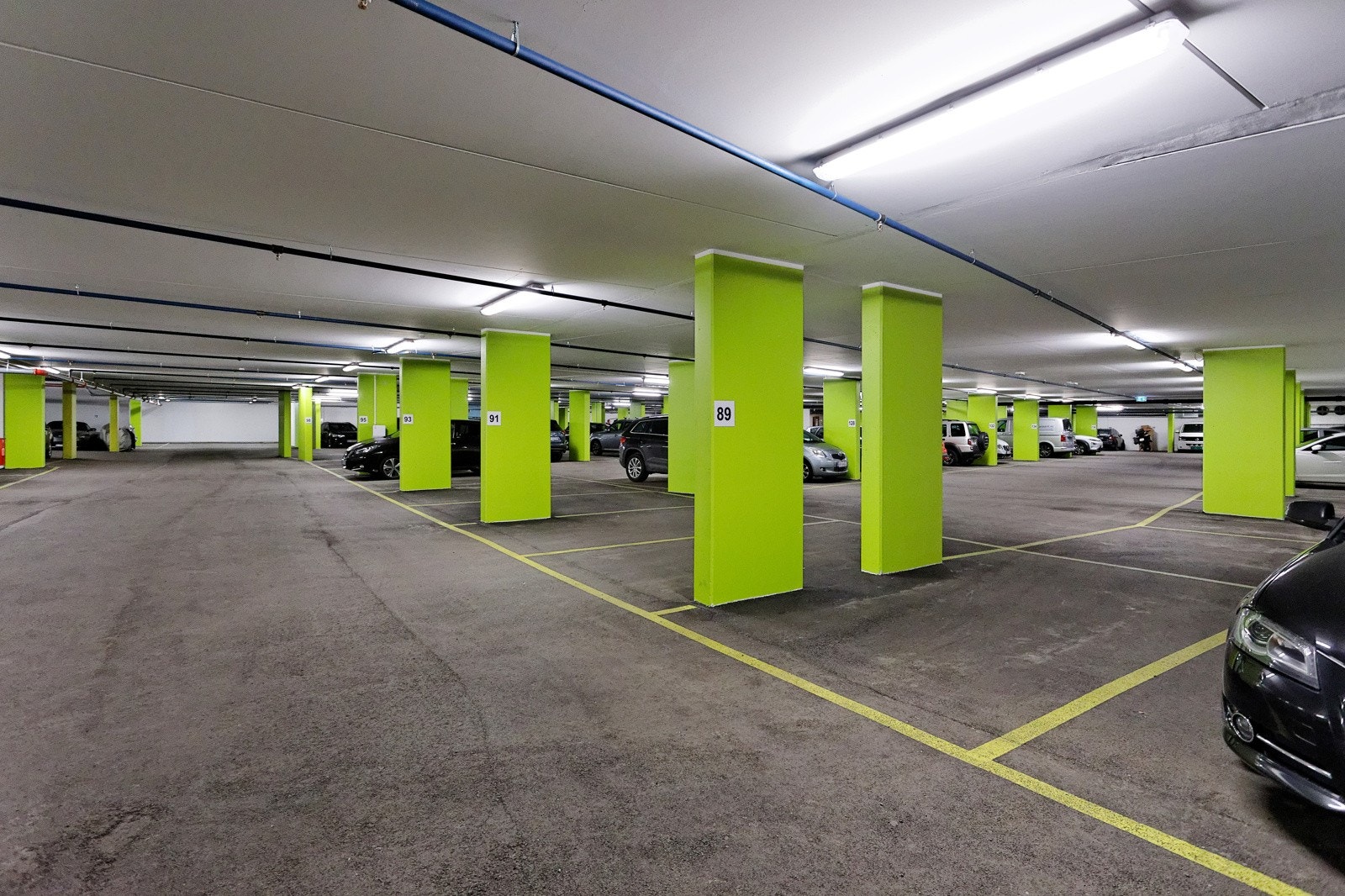 Garasjeanlegg i kjelleretasje. Tidvis mulighet for kjøp/leie av garasjeplass med heisadkomst til leilighetens etasjeplan. Galleribilde