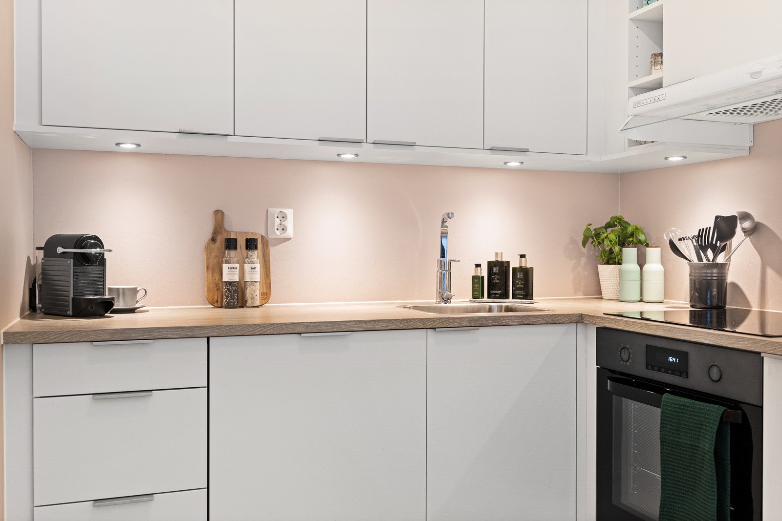 Kjøkkenet er påkostet med downlights benkebelysning, mekanisk avtrekksvifte fra Røroshetta. Integrerte hvitevarer som induksjonsplatetopp, stekeovn og kjøl/frys fra Samsung samt oppvaskmaskin. Galleribilde