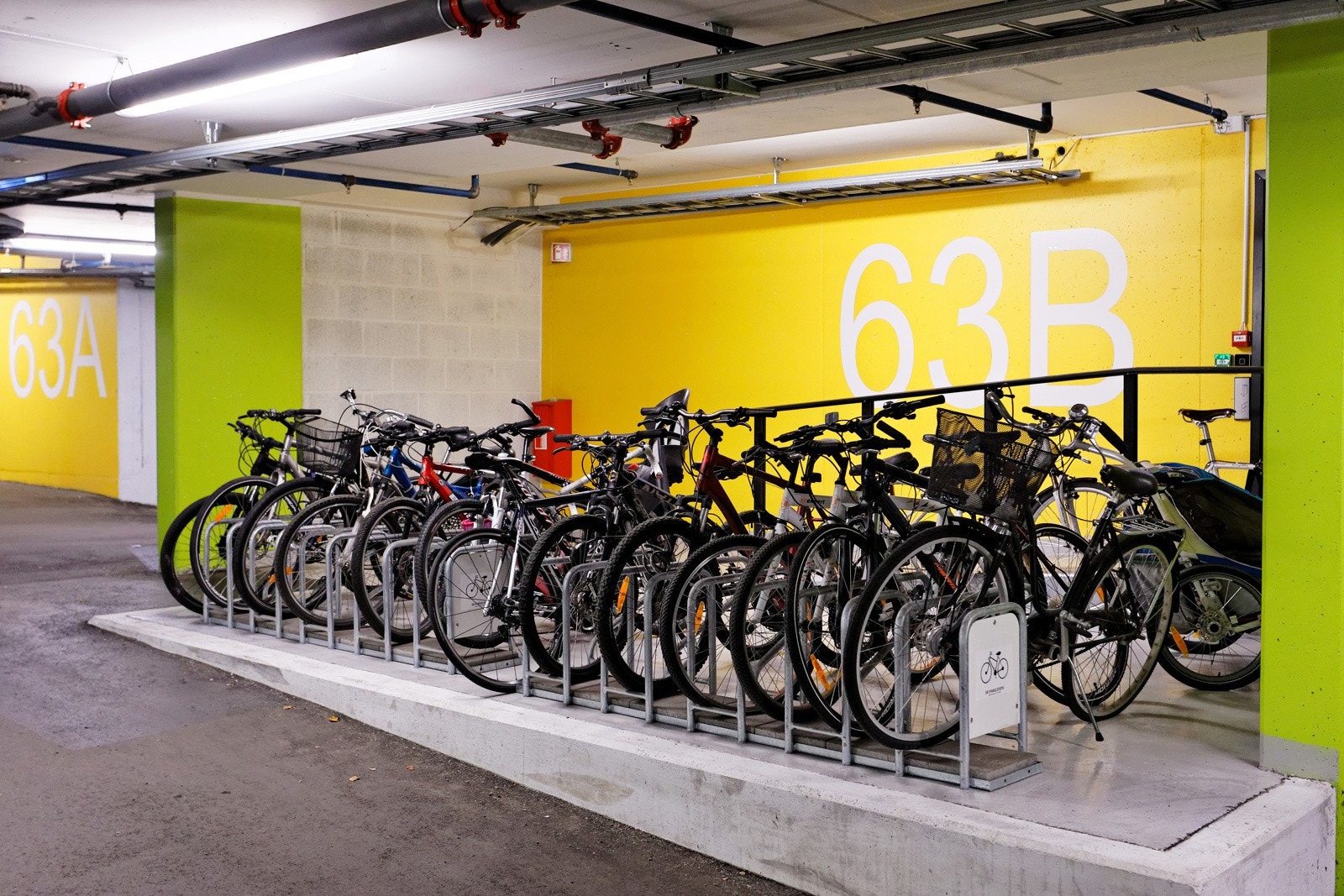 Pent opparbeidet fellesareal med sykkelparkering Galleribilde