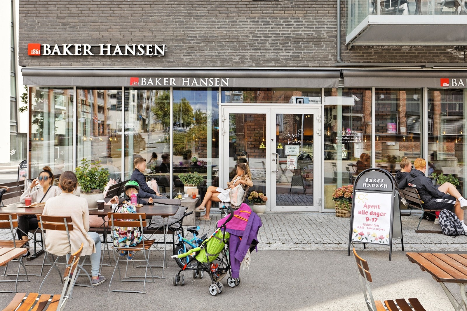 Eiendommen ligger sentralt til på Løren i Oslo, Løren er et hyggelig boområde hvor du finner stort sett alt du trenger i hverdagen kun et "steinkast" unna. Galleribilde