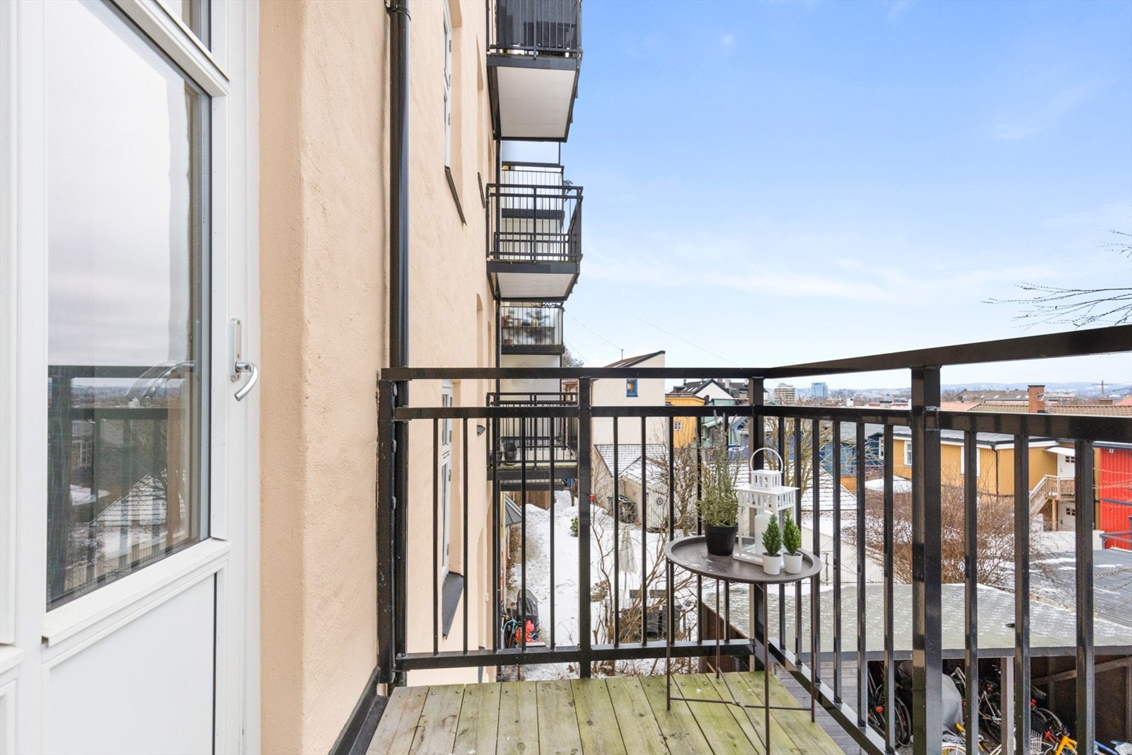 Balkongen vender ut mot en hyggelig bakgård Galleribilde