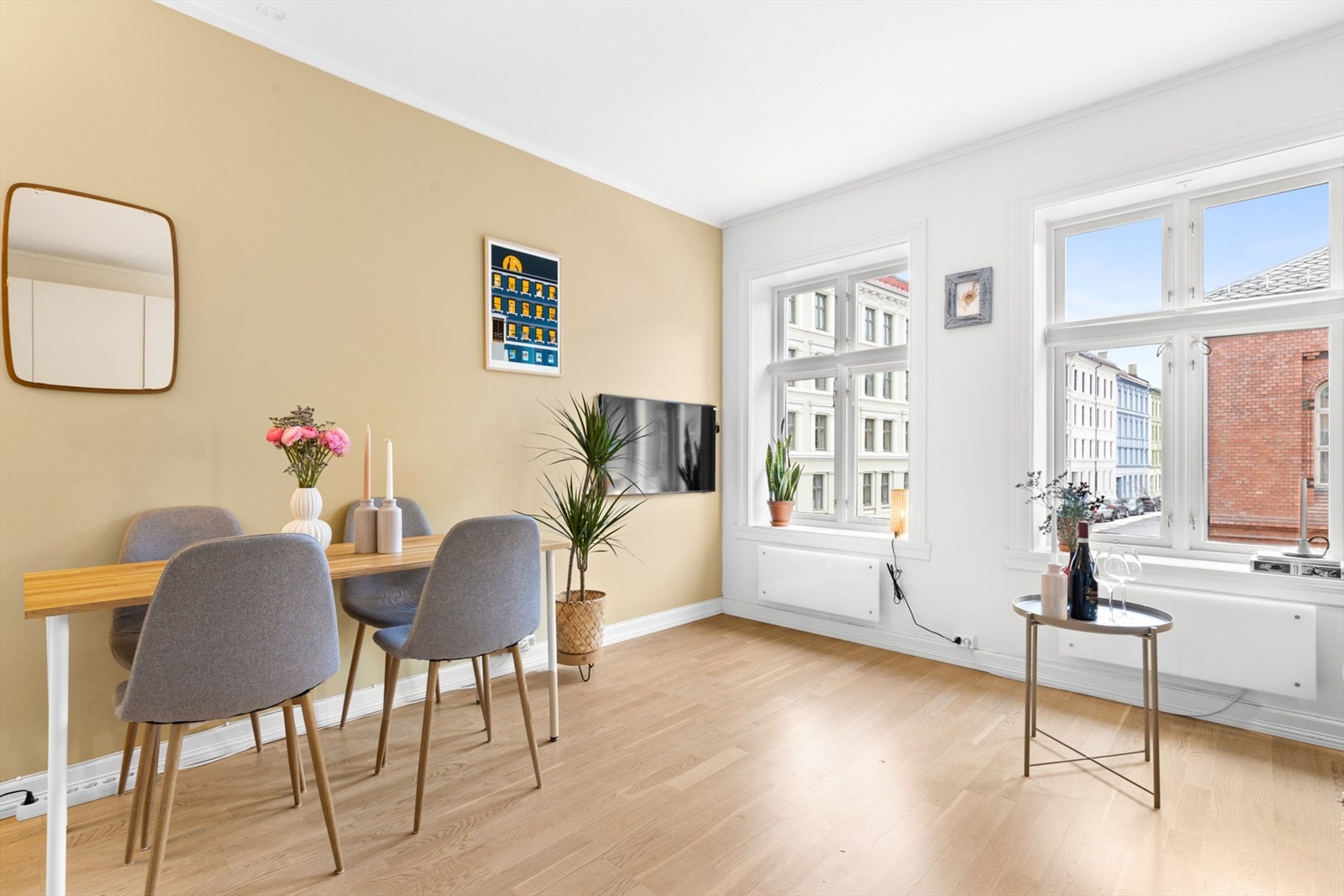 Leiligheten er godt vedlikehold med delikate farger på veggene og eikeparkett Galleribilde