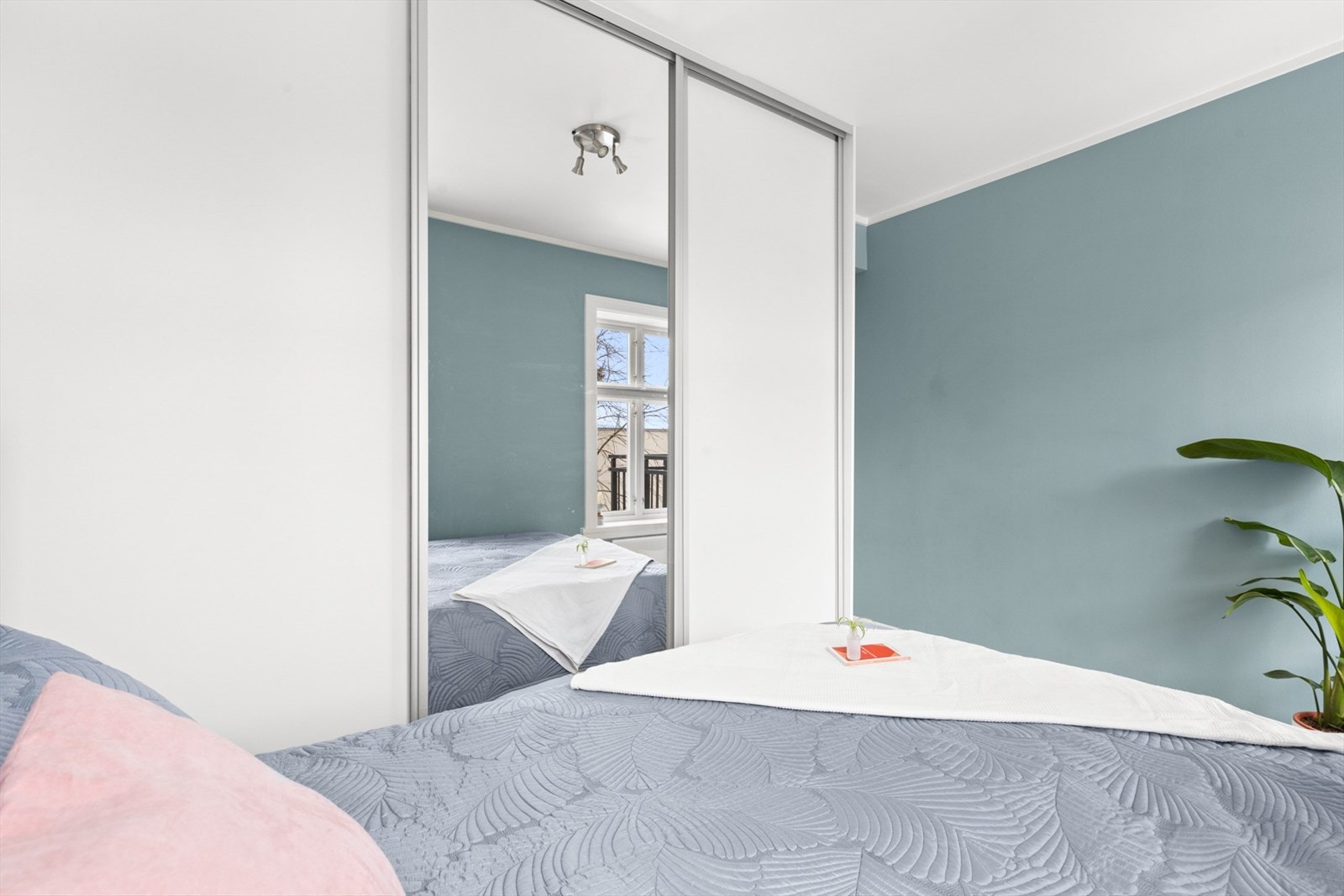 Medfølgende skyvedørsgarderobe med speilfront gir godt med oppbevaringsplass. Galleribilde