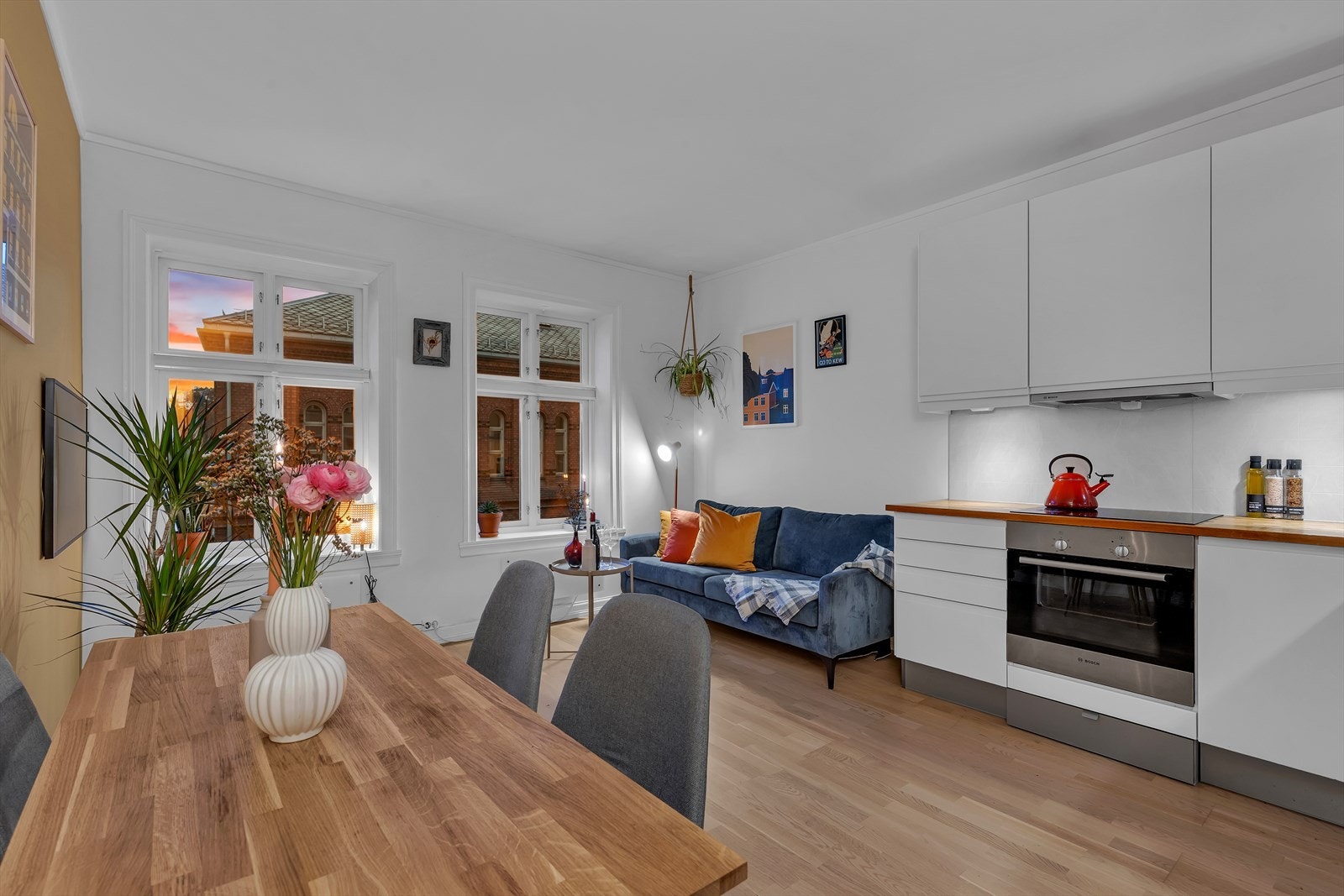 Her er det god plass til sofagruppe, TV-møbler, spisebord og annet møblement Galleribilde