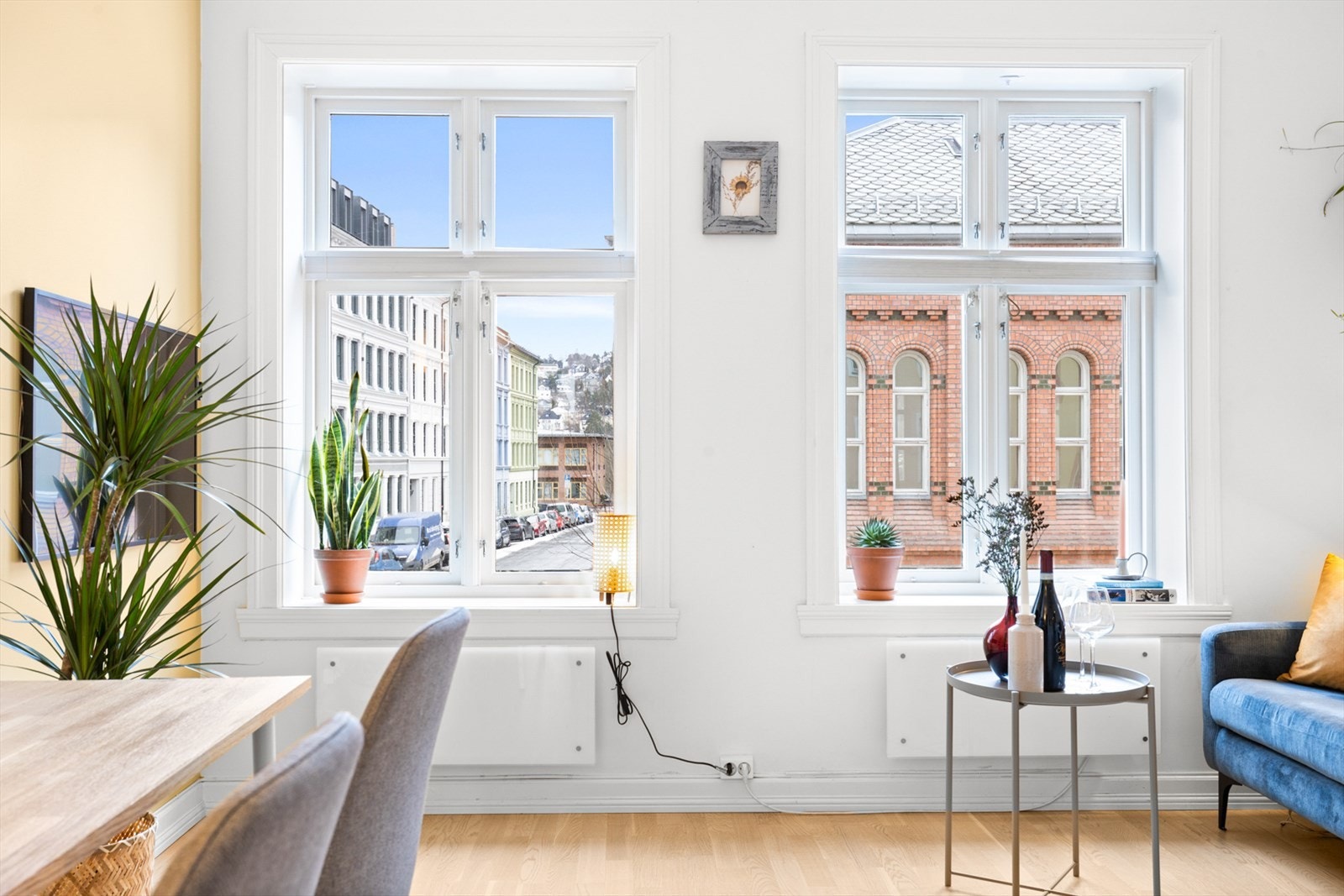Stuen har god takhøyde og de store vindusflatene slipper inn rikelig med naturlig sollys Galleribilde