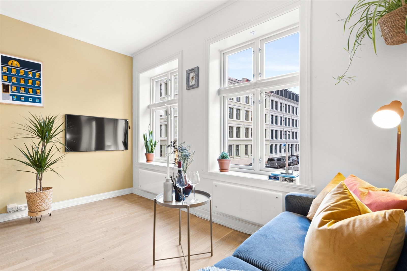 Leiligheten er gjennomgående og har en romslig planløsning med åpen og sosial stue/kjøkkenløsning, to gode soverom og flott bad Galleribilde
