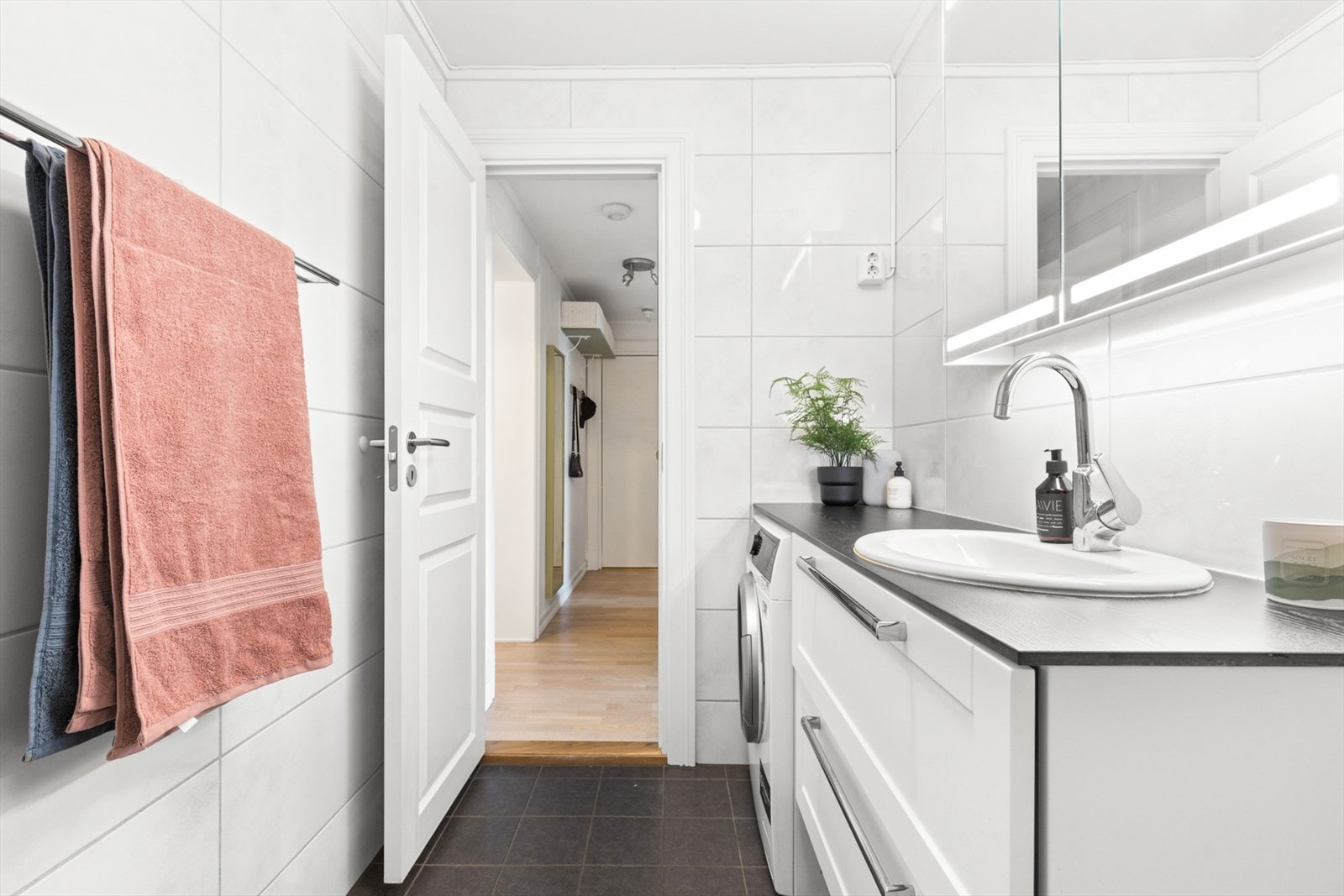 Badet har opplegg for vaskemaskin og varmekabler i gulvet Galleribilde
