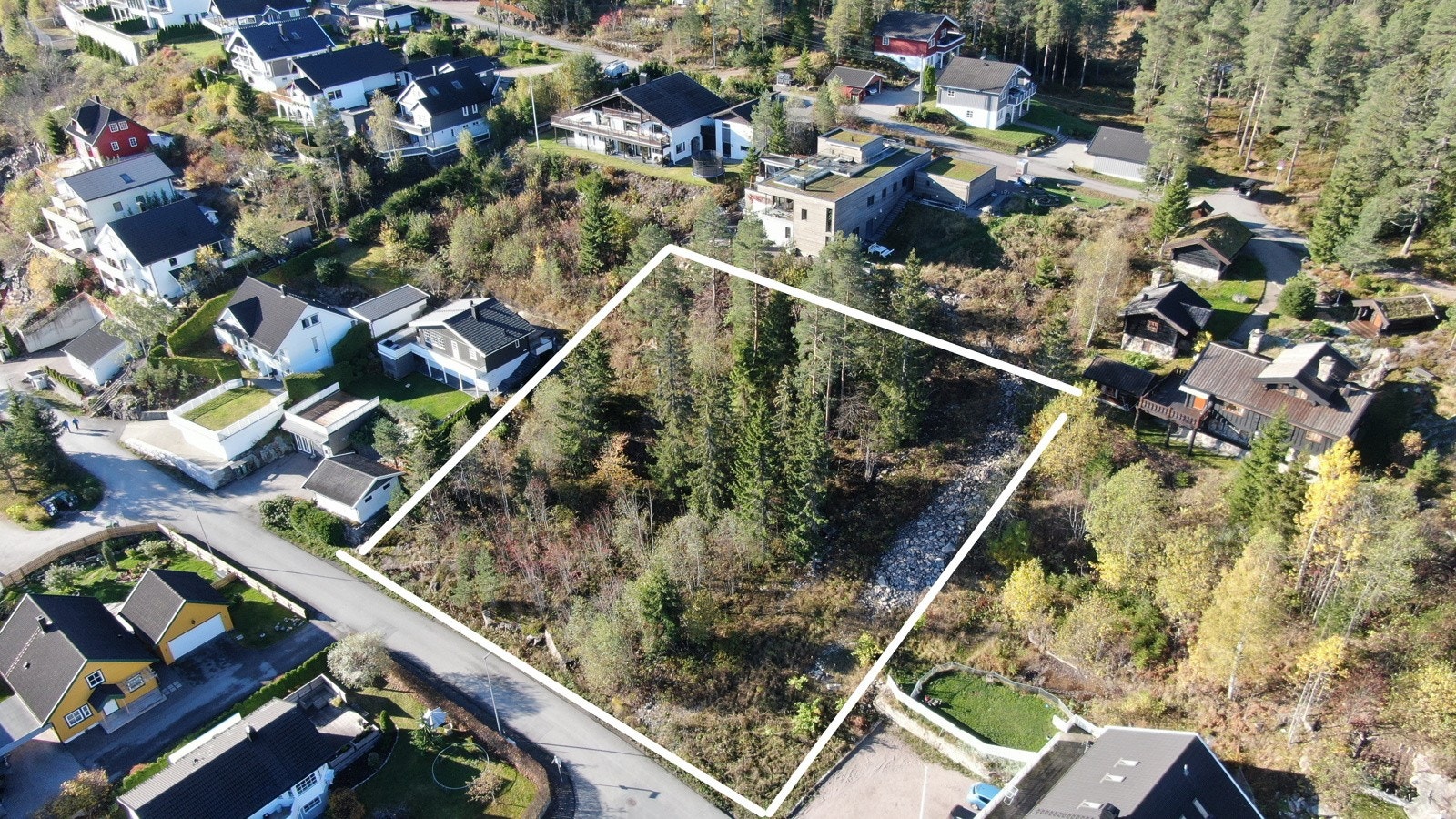 Stor boligtomt på Rotnes i Nittedal. Tomten er på 2017 m². Galleribilde