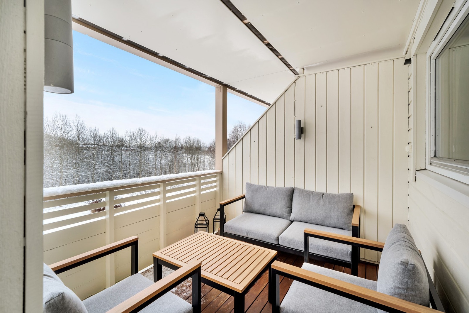 Bygget ligger helt på pynten av feltet, grensende mot friområde, så her sitter man helt usjenert til. Galleribilde