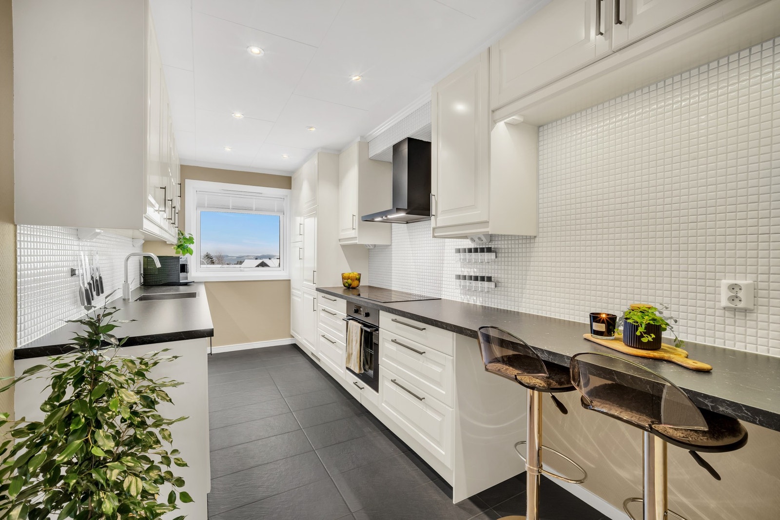 Boligens kjøkken ble renovert i 2010, og deretter oppgradert på nytt i 2022 med nye hvitevarer, benkeplate, vask og blandebatteri. Galleribilde