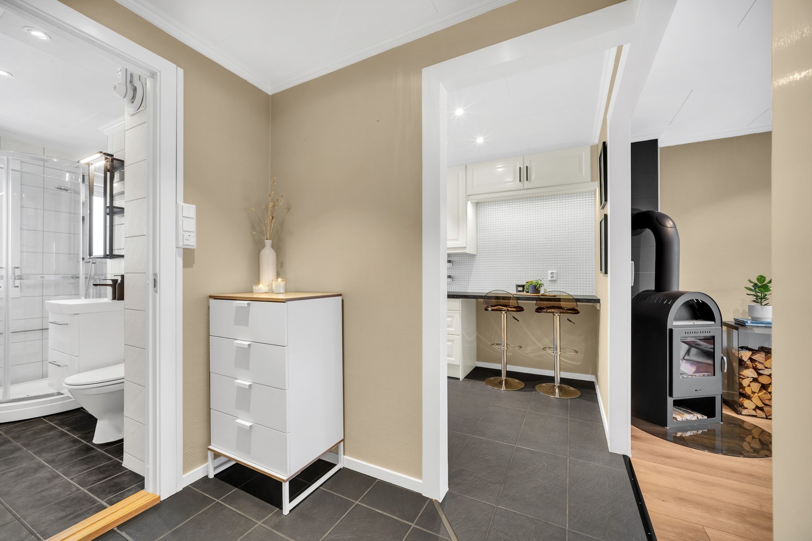 Også gangen har flislagt gulv med varmekabler. Galleribilde