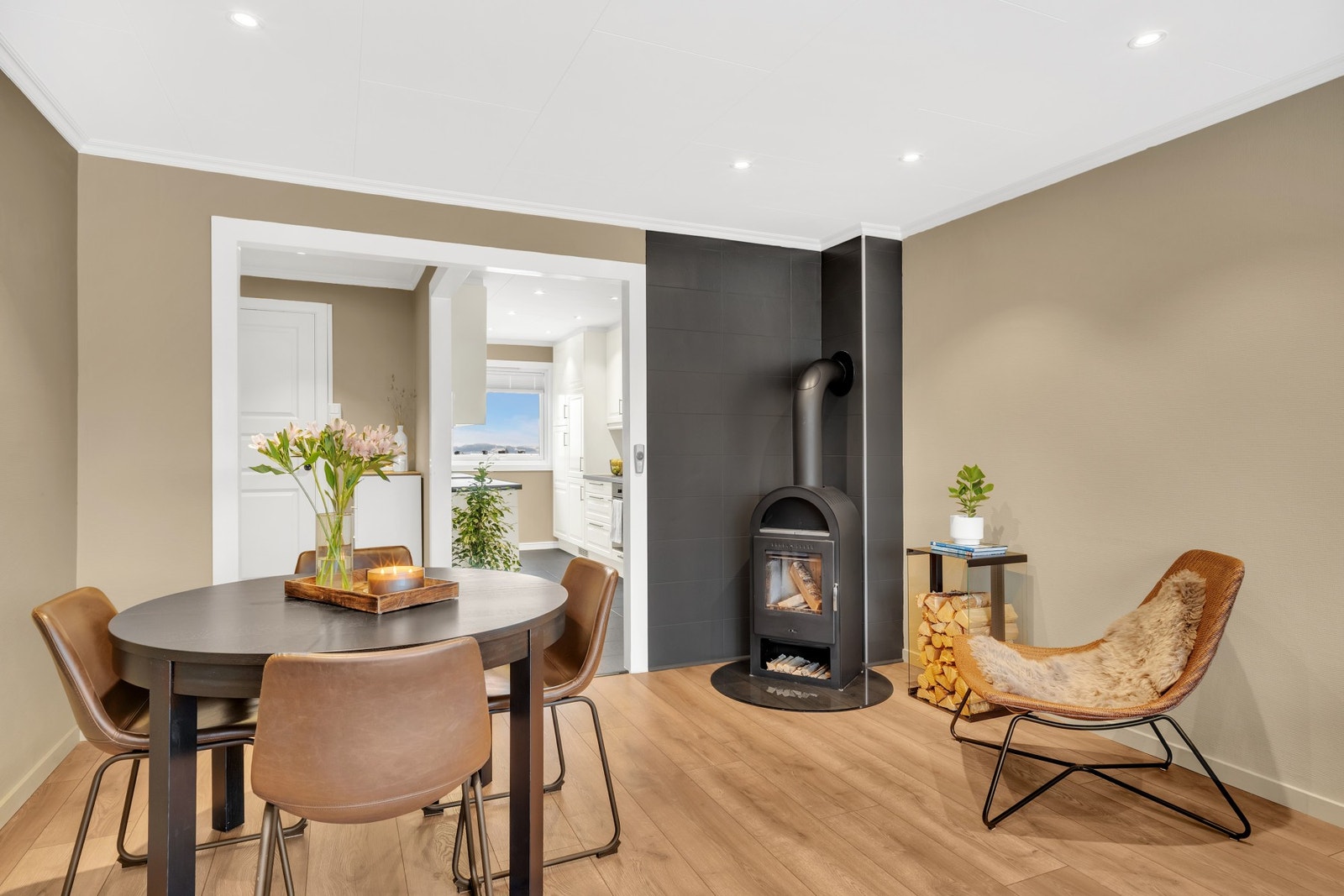 En fin detalj er den store åpningen inn mot kjøkken - dette gir et herlig gjennomlys i leiligheten. Galleribilde