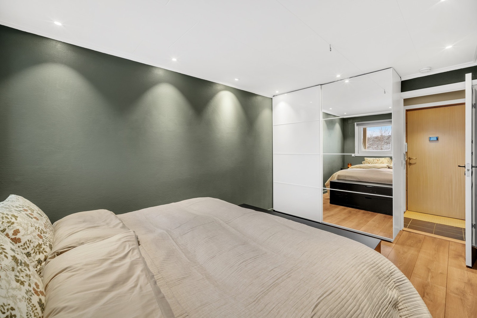 Også soverommet har rikelig med downlights i himling, som sammen med moderne fargevalg gir rommet en behagelig atmosfære. Galleribilde