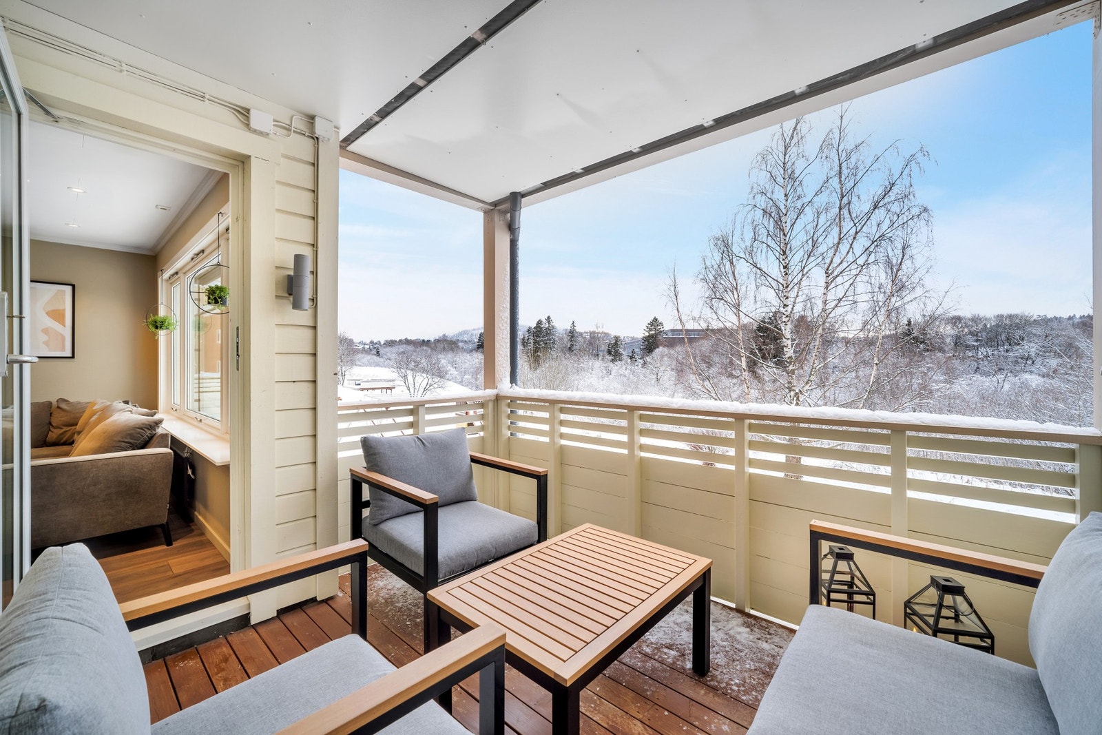 Vestvendt balkong med glimrende solforhold fra ca. kl. 13:00 til 22:00 på sommerstid. God plass til utemøblement. Galleribilde