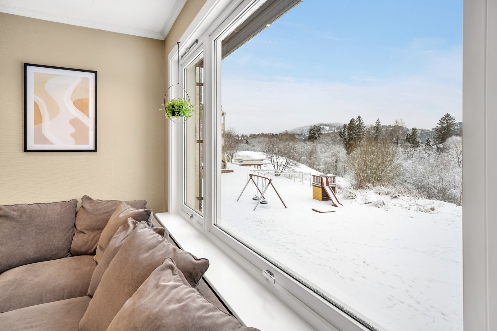 En gjenganger i leiligheten er store vindusflater som gir et godt lysinnslipp, og kombinert med tidsriktige fargetoner på vegger bidrar dette til en lett og luftig atmosfære. Galleribilde