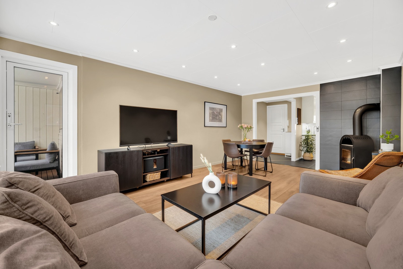 EiendomsMegler 1 v/Frank Robert Bae har gleden av å presentere en lekker 2-roms leilighet beliggende på beste Charlottenlund! Galleribilde