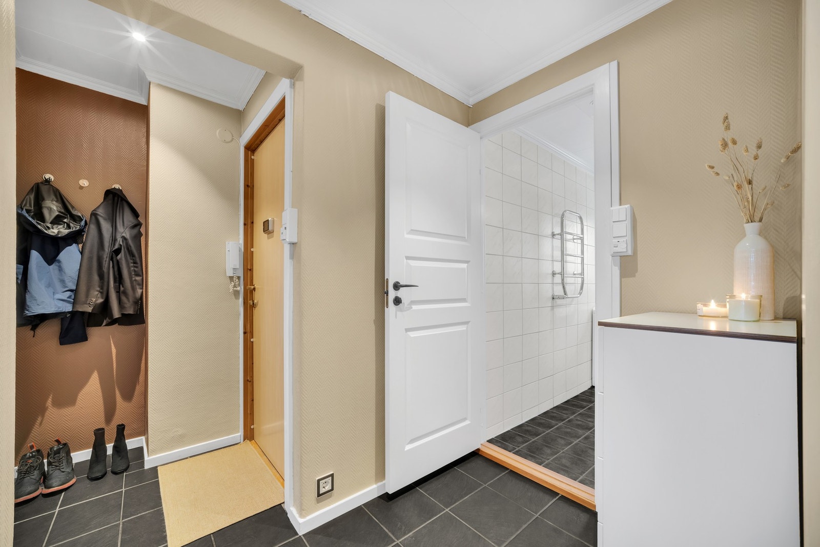 Inngangsparti. Sikringsskapet er oppgradert med automatsikringer og er lokalisert like utenfor ytterdøren Galleribilde