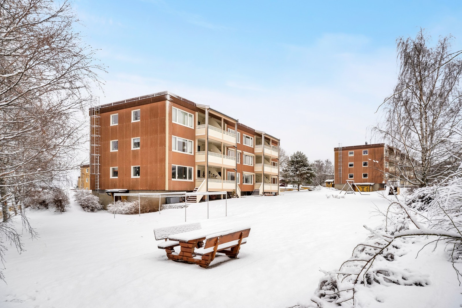 Bygget ble renovert med nye vinduer (med unntak av soveromsvindu), ny balkongdør og fasaderehabilitering på vestveggen i 2007. Østveggen ble rehabilitert med bl.a etterisolering og nye vinduer i 2016. Balkongen er ny fra 2010. Galleribilde