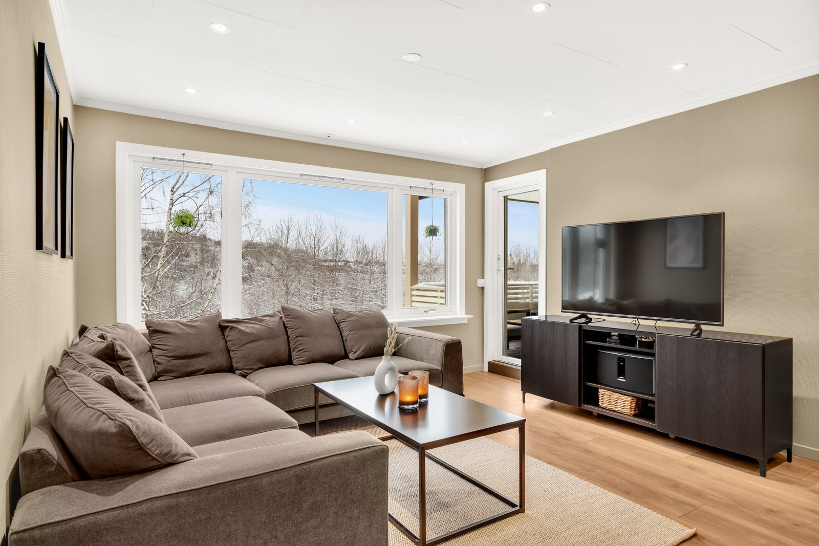 Det er installert downlights i himling på alle rom. Fra stue er det utgang til balkong. Galleribilde