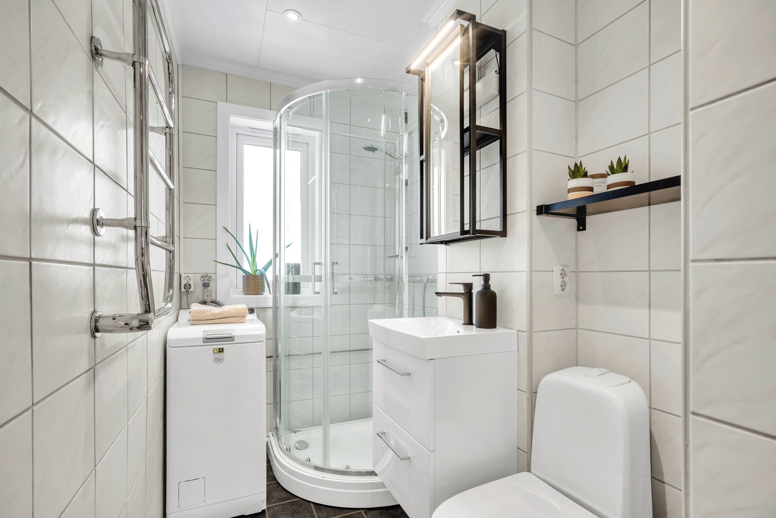 Flislagt bad fra 2008 med varmekabler i gulv. Galleribilde