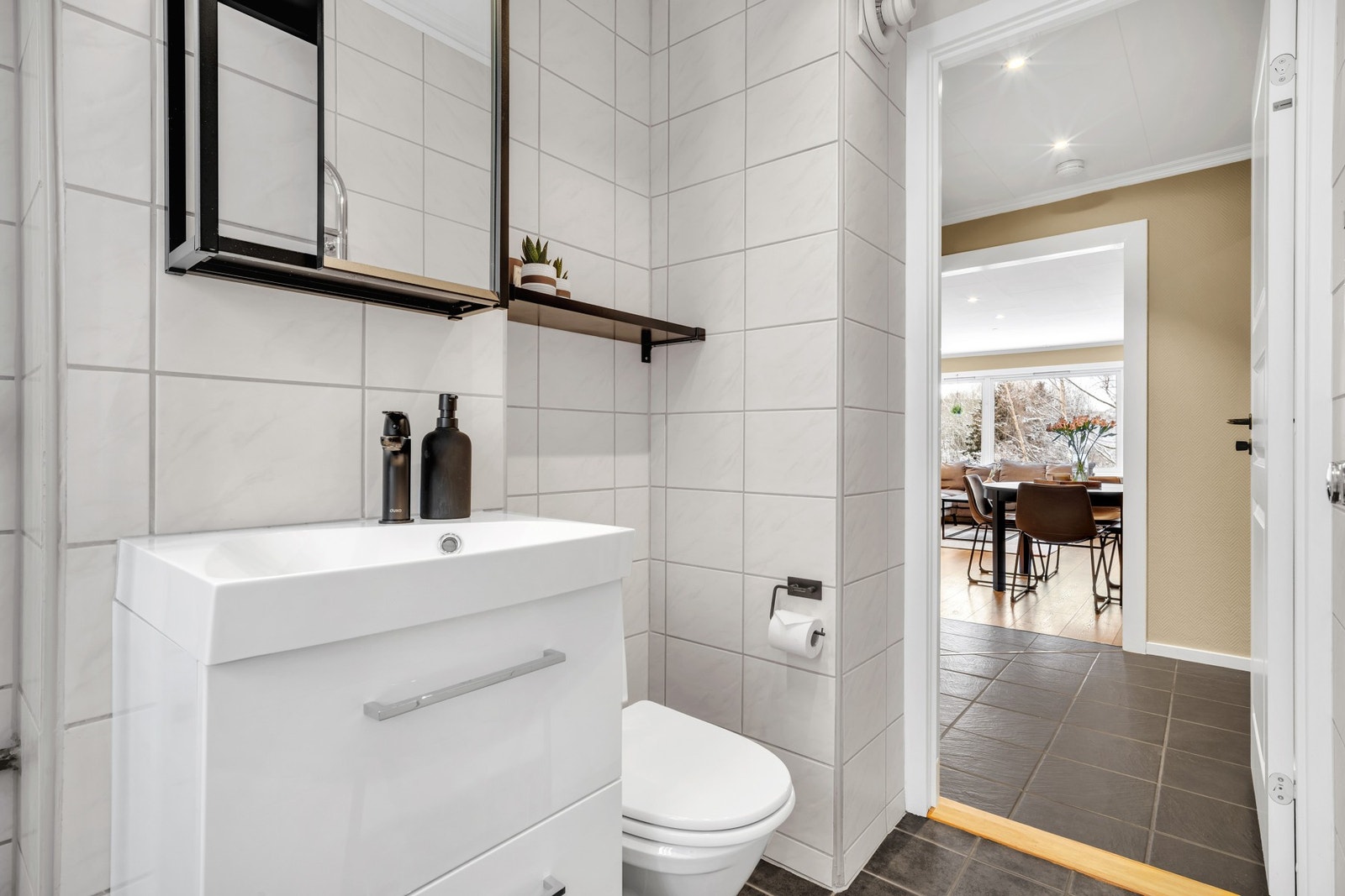 Badet ble i 2021 oppgradert med ny innredning, nytt dusjkabinett, servant, speil, vinduslist, stikkontakt og vaskemaskin (følger handelen). Galleribilde