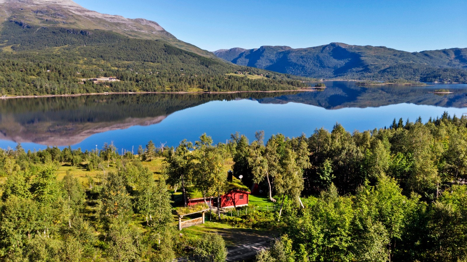Idyllisk plassering i hjertet av Sunnmørsalpene. Galleribilde