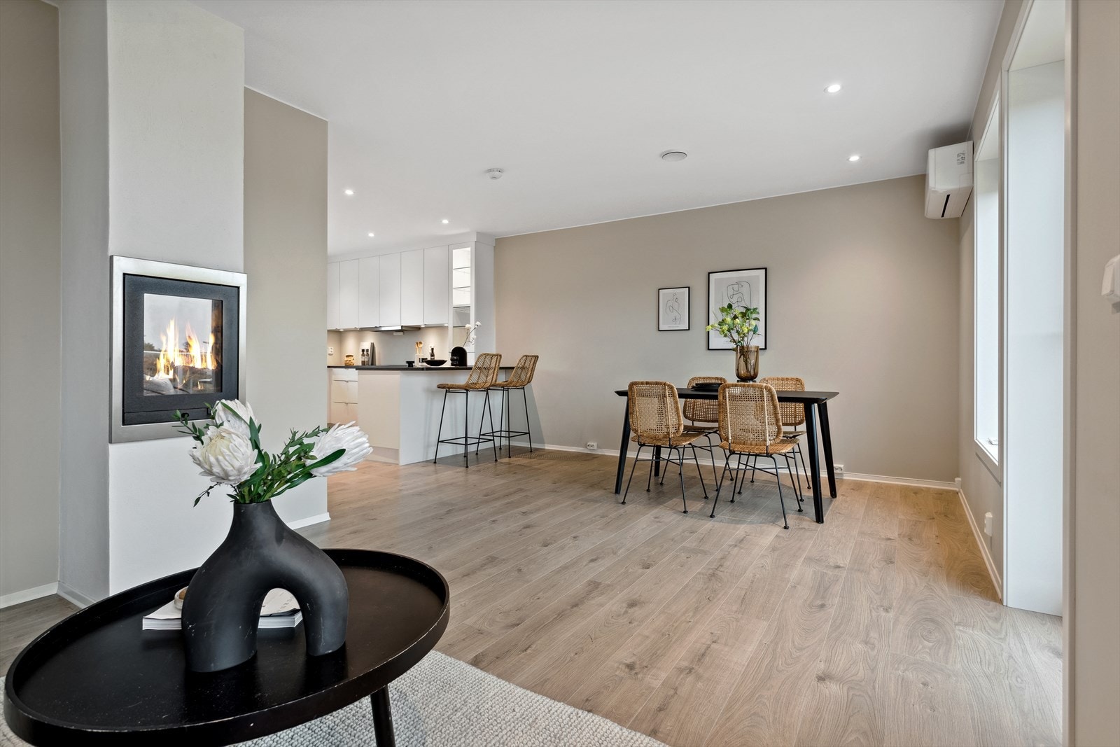 Stuen har god plass til både sofa- og spisebord. Galleribilde