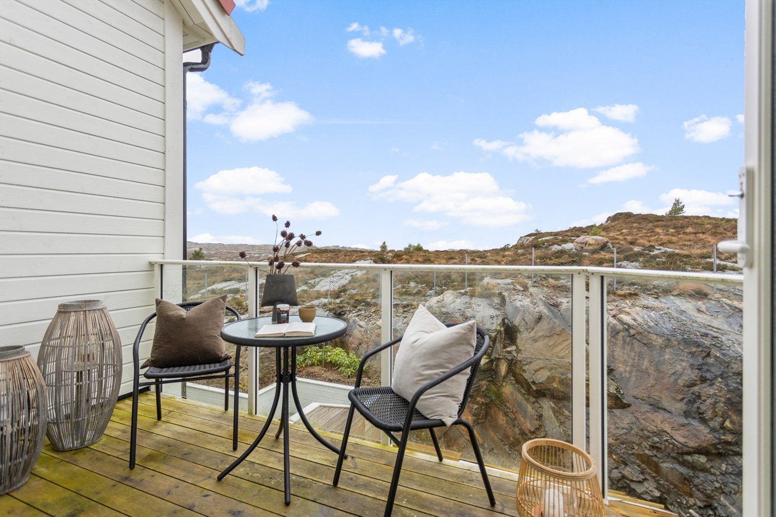 Fra stuen er det utgang til altan med gode solforhold ettermiddag og kveld på sommerstid. Galleribilde