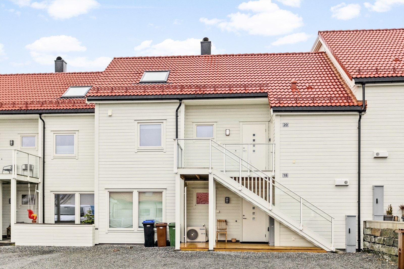 Parkering rett utenfor boligen. Galleribilde