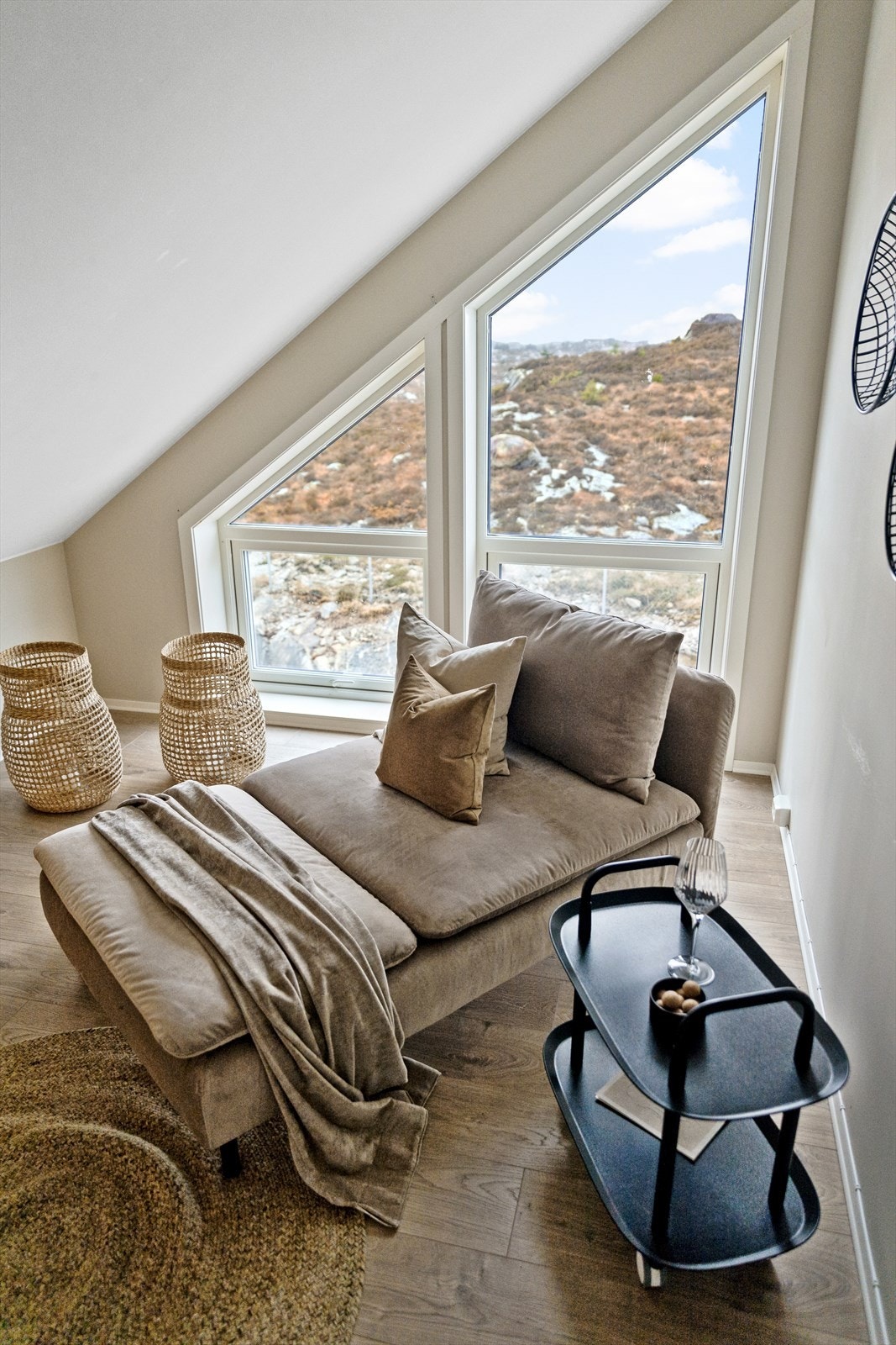 Loftstuen har store vinduer som bringer inn godt med lys til rommet. Galleribilde