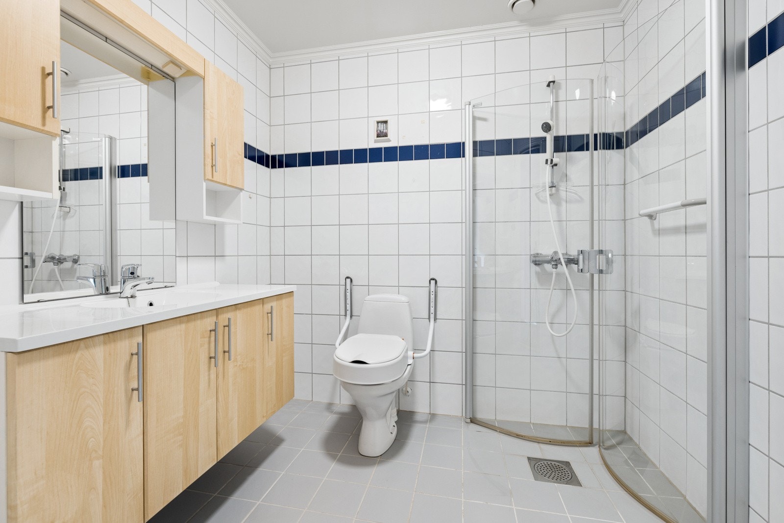 Badet er flislagt og har varmekabler i gulvet Galleribilde