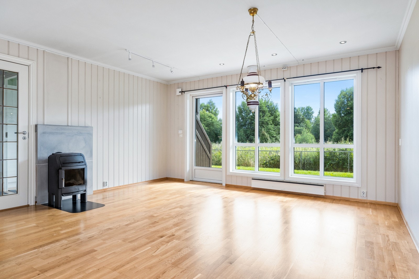 Stua er utstyrt med vedovn Galleribilde