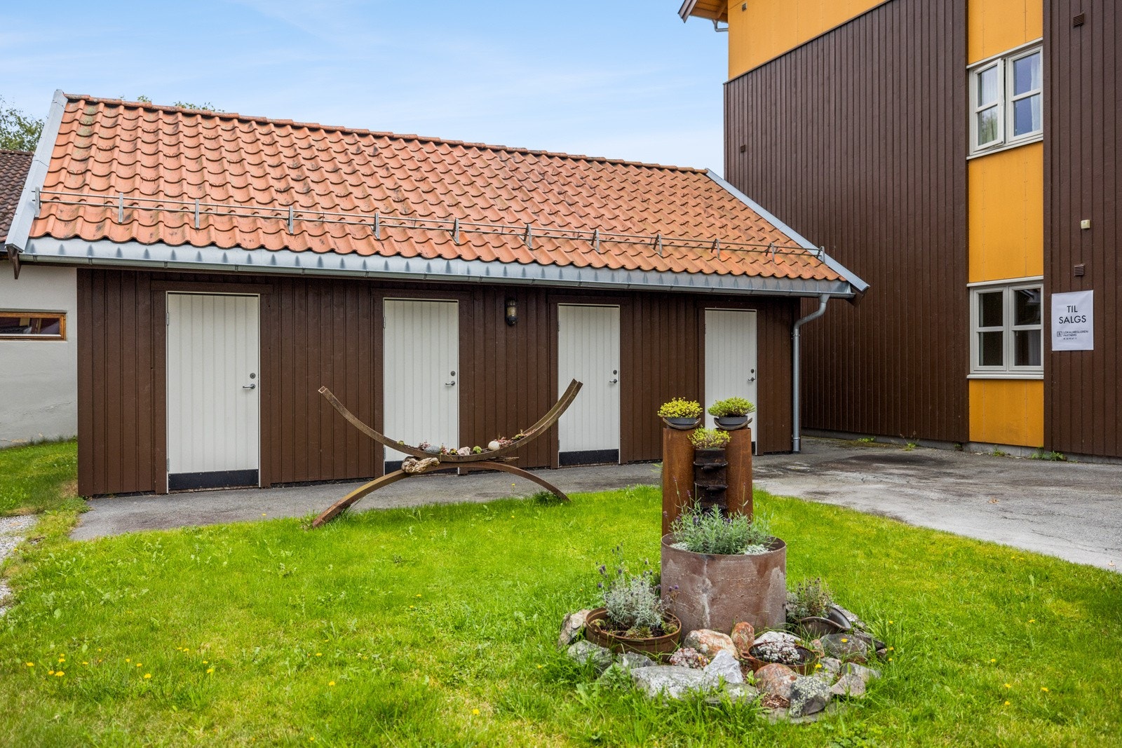 Praktisk utebod rett ved inngangen Galleribilde