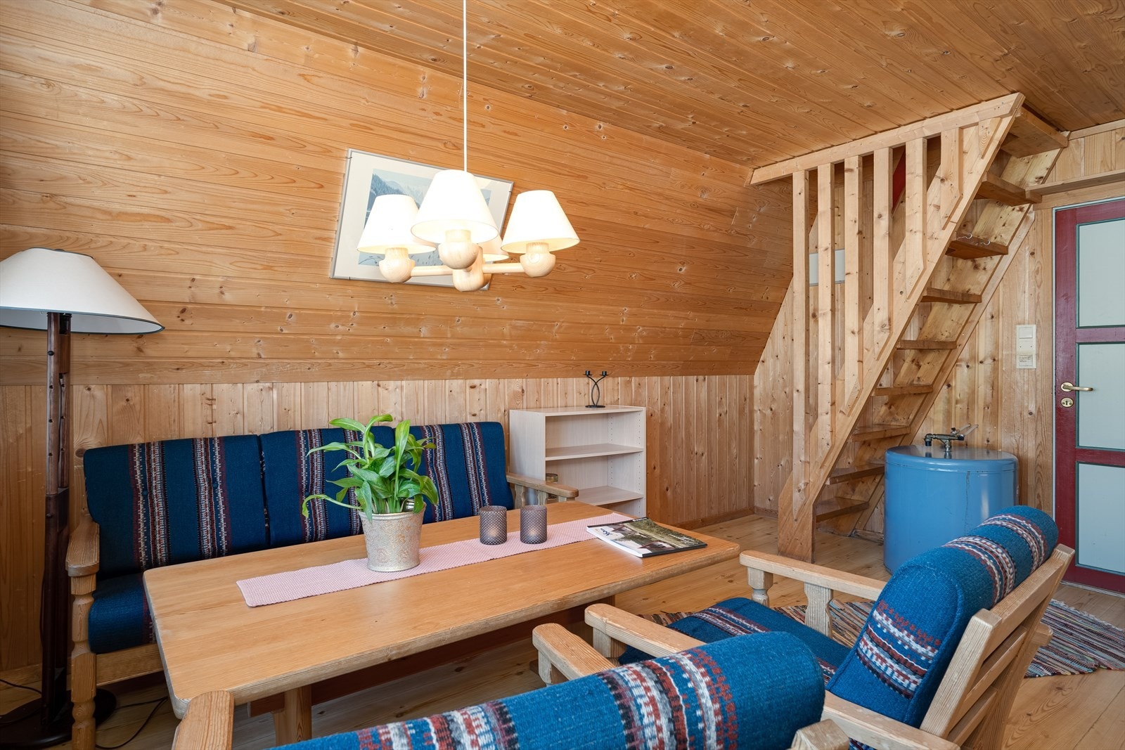 Stue, med trapp opp til hems. Galleribilde