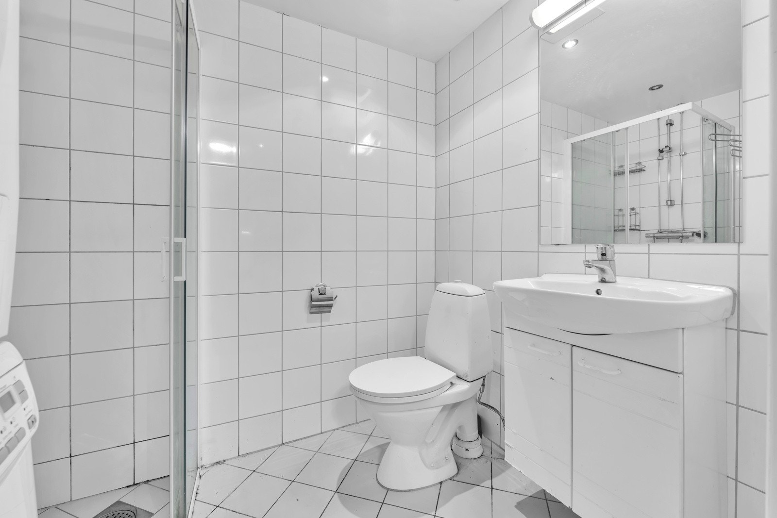 Badet er utstyrt med gulvvarme og downlights i himlingen. Galleribilde