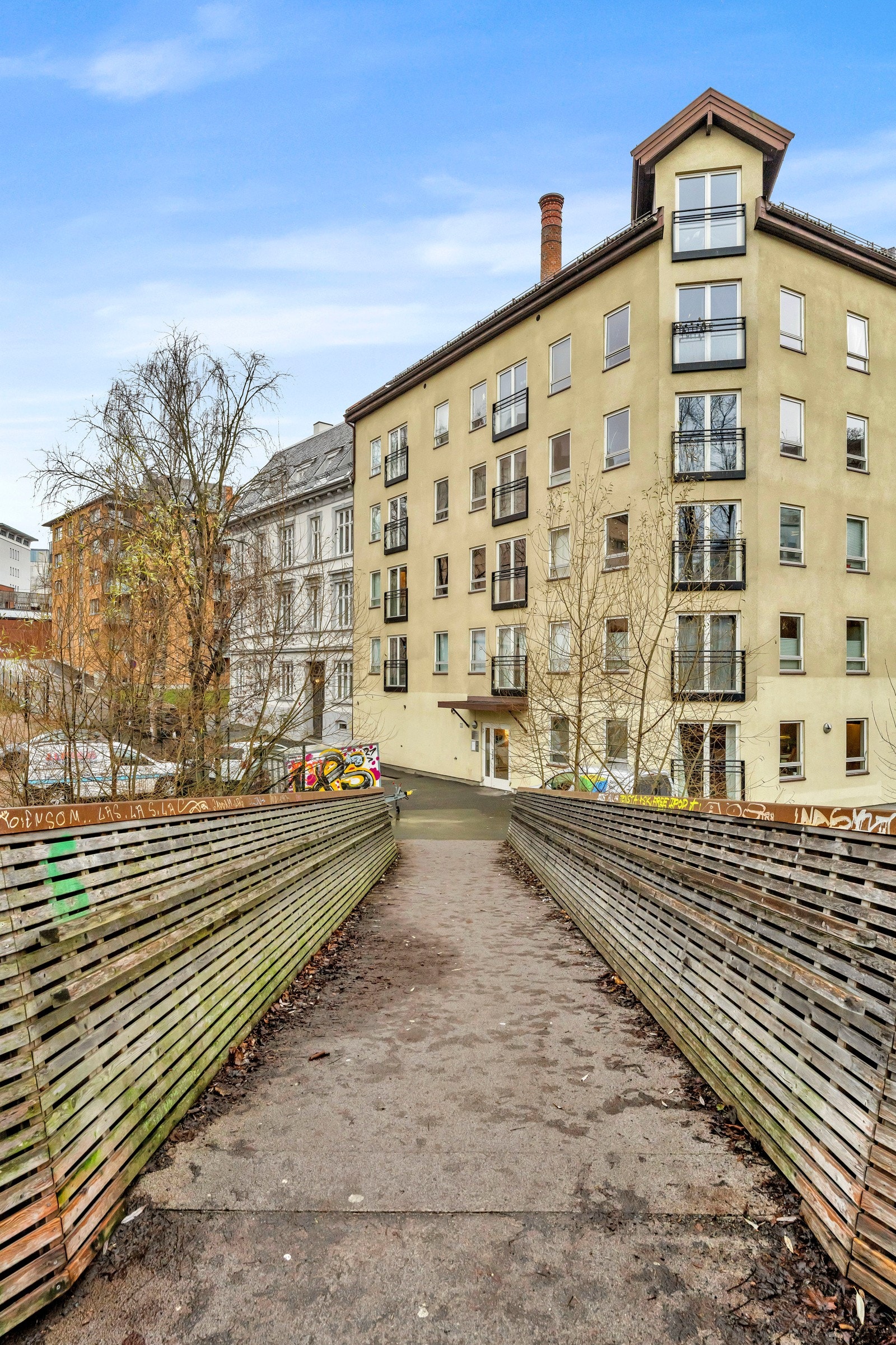 Det er umiddelbar nærhet til et svært godt kollektivtilbud, med både trikk, tog, buss og T-bane innenfor kort radius. Galleribilde