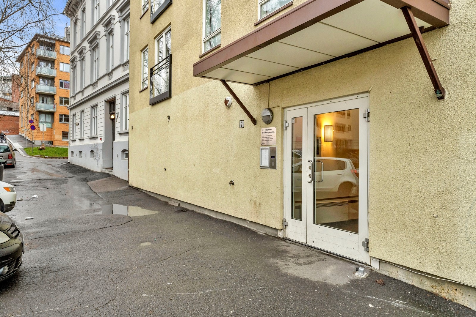 Leiligheten ligger i første etasje, og har adkomst via en felles trappeoppgang. Galleribilde