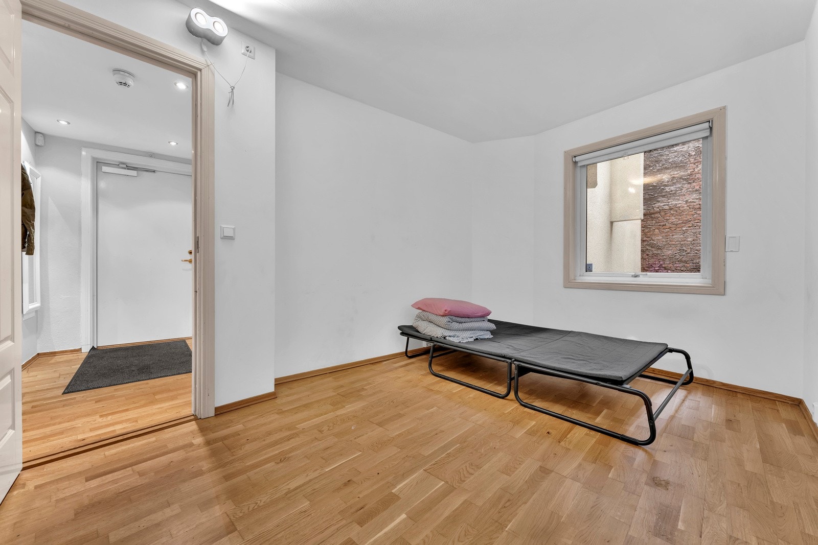 Leiligheten var tidligere en 3-roms, og er ombygget ved å sette opp vegger i den opprinnelige stuen. Galleribilde
