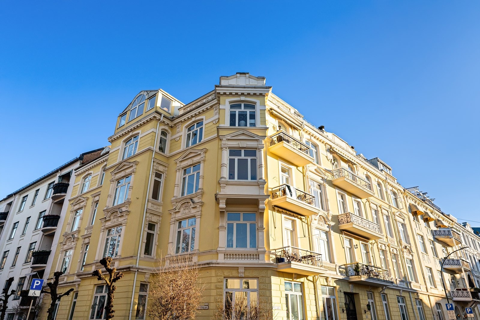 Gjennomgående hjørneleilighet som bader i sol fra tidlig til sent Galleribilde