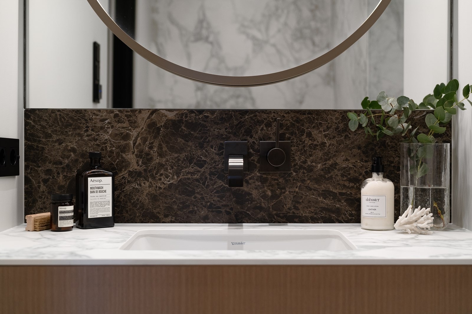 Fliser fra LAMINAM i 300x100 cm - Innebygd dusj og servantkran fra Dornbracht i dark platinum matt. Galleribilde