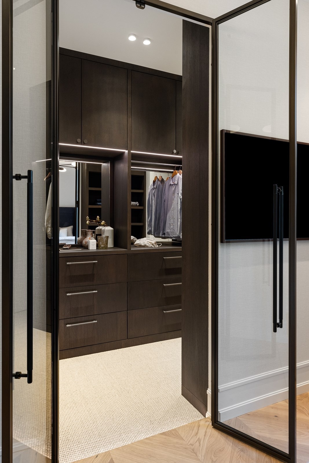 Alle smijernsdører er pulverlakkert i US BURNT BRONZE og levert i 250 cm høyde Galleribilde