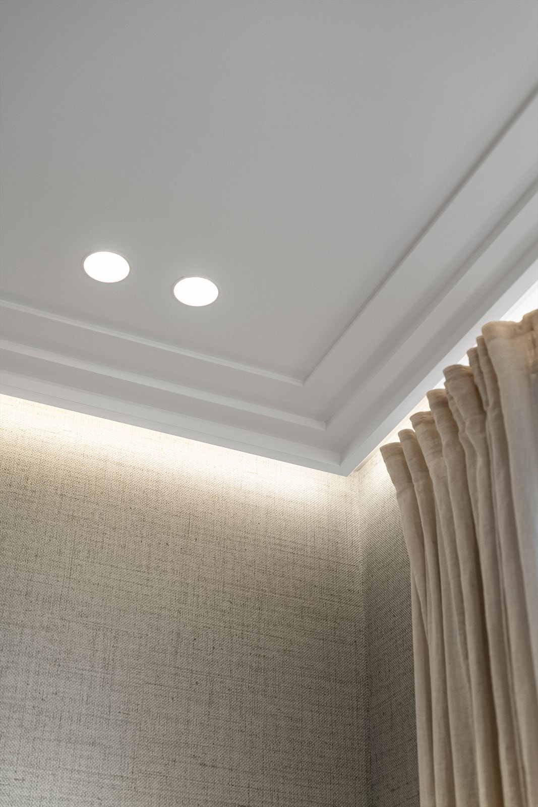 Det er brukt 5 ulike ekslusive tapeter fra bl.a Philip Jeffries, Casamance, Arte og Thibaut Galleribilde