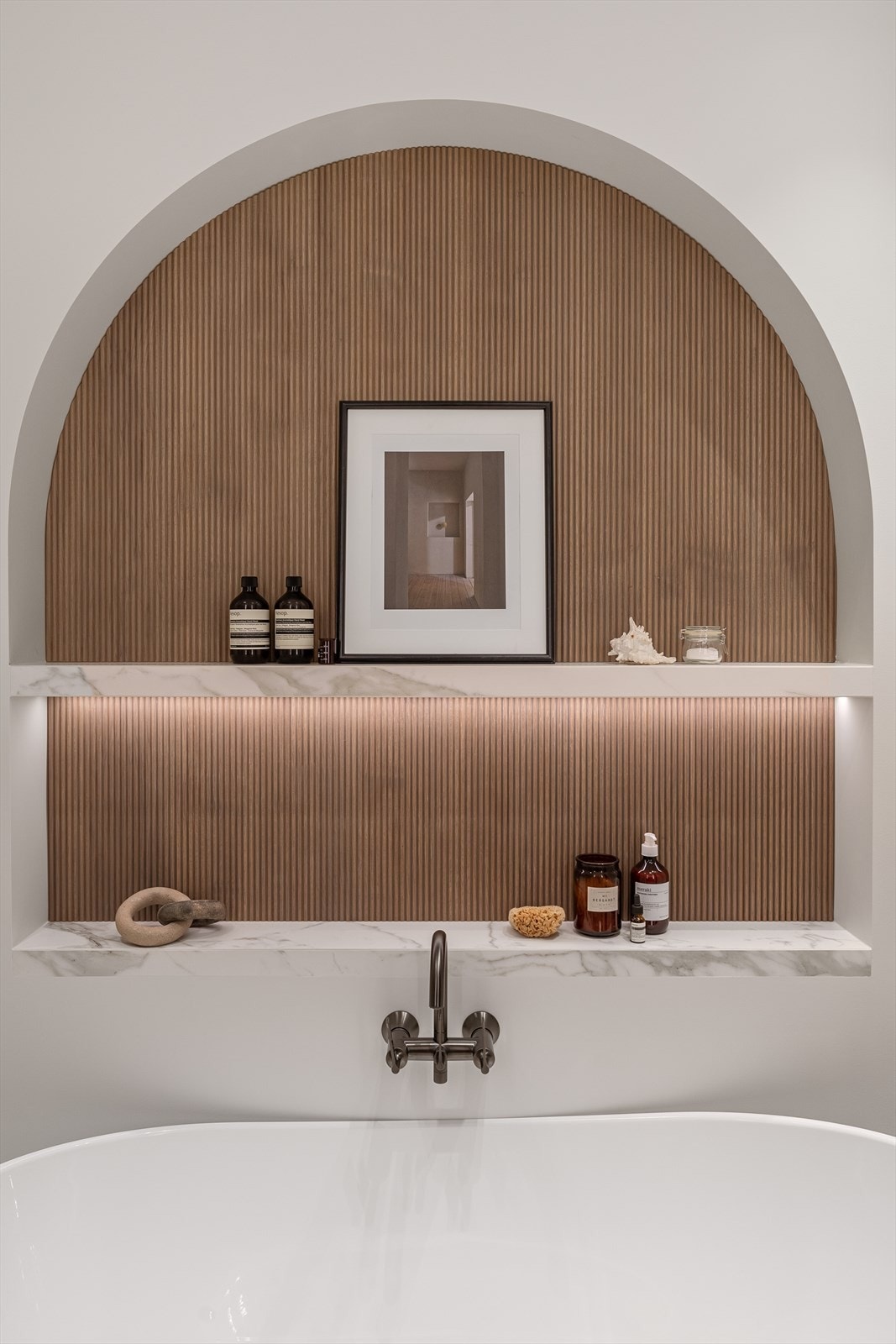 Blandebatteri til badekaret fra Dornbracht dark platinum matt - Storoslovvs har levert nytt rør-i-rør system, nytt soilrør, nytt sluk, kvern til wc, og ny sisterne Galleribilde