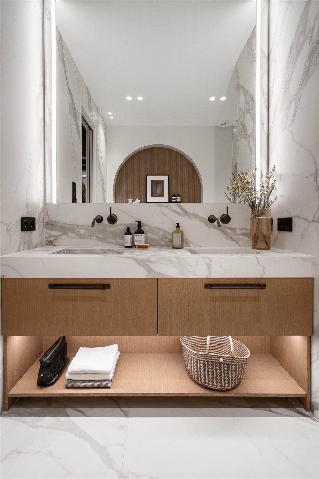 Italiensk fliser i storformat fra Ragno i størrelse 278x120 cm - Innebygd dusj og servantkraner fra Dornbracht i dark platinum matt. Begge med lekkasjesikringsbokser Galleribilde